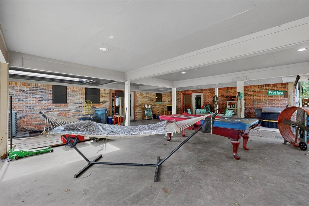 418 Hillside Drive Gainesville, TX 76240 - Photo 33 of 39 a living room with furniture and a large window