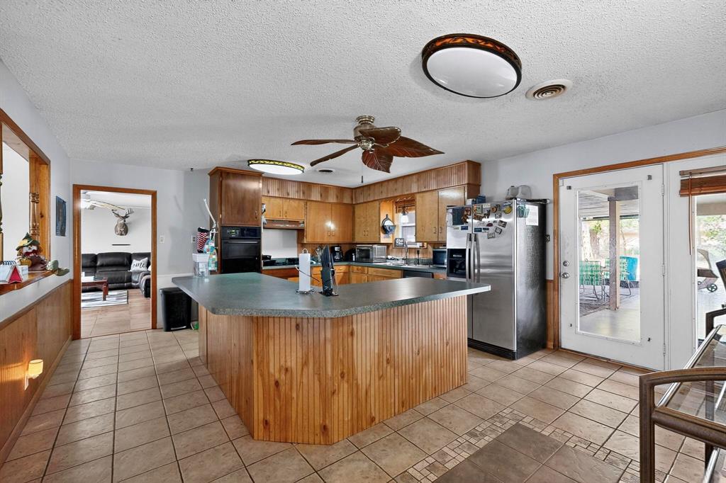 418 Hillside Drive Gainesville, TX 76240 - Photo 6 of 39 a view of living room and kitchen