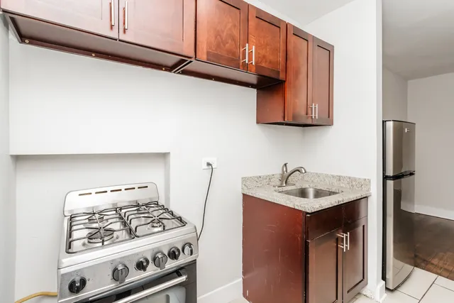 $900 | 6949 South Paxton Avenue, Unit 3C, Chicago, IL 60649