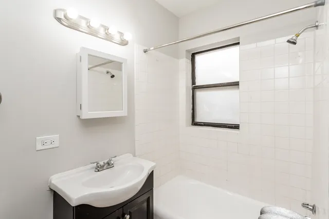 $900 | 6949 South Paxton Avenue, Unit 3C, Chicago, IL 60649
