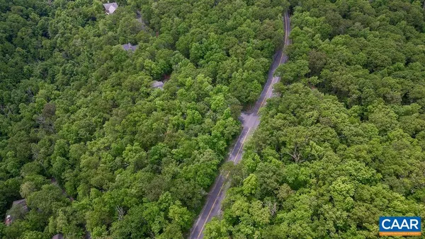 a view of a large yard with lots of green space
