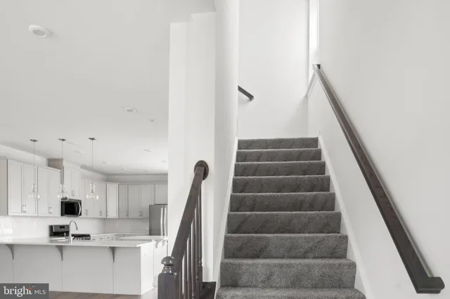 a view of entryway and kitchen