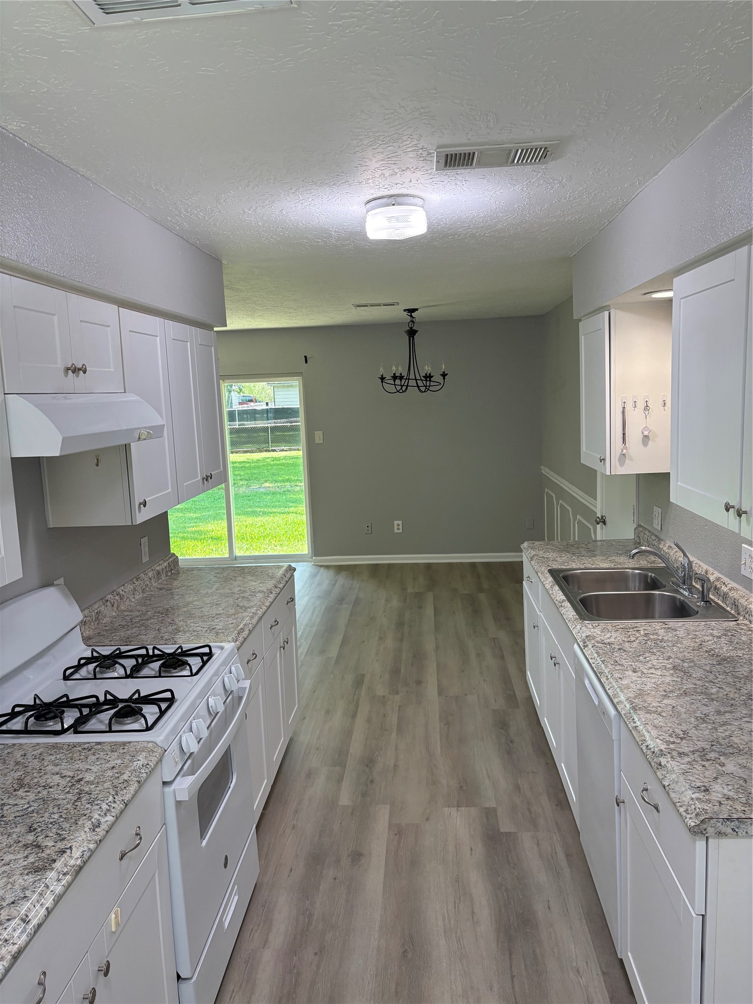 226 East Dumble Street Alvin, TX 77511 - Photo 2 of 11