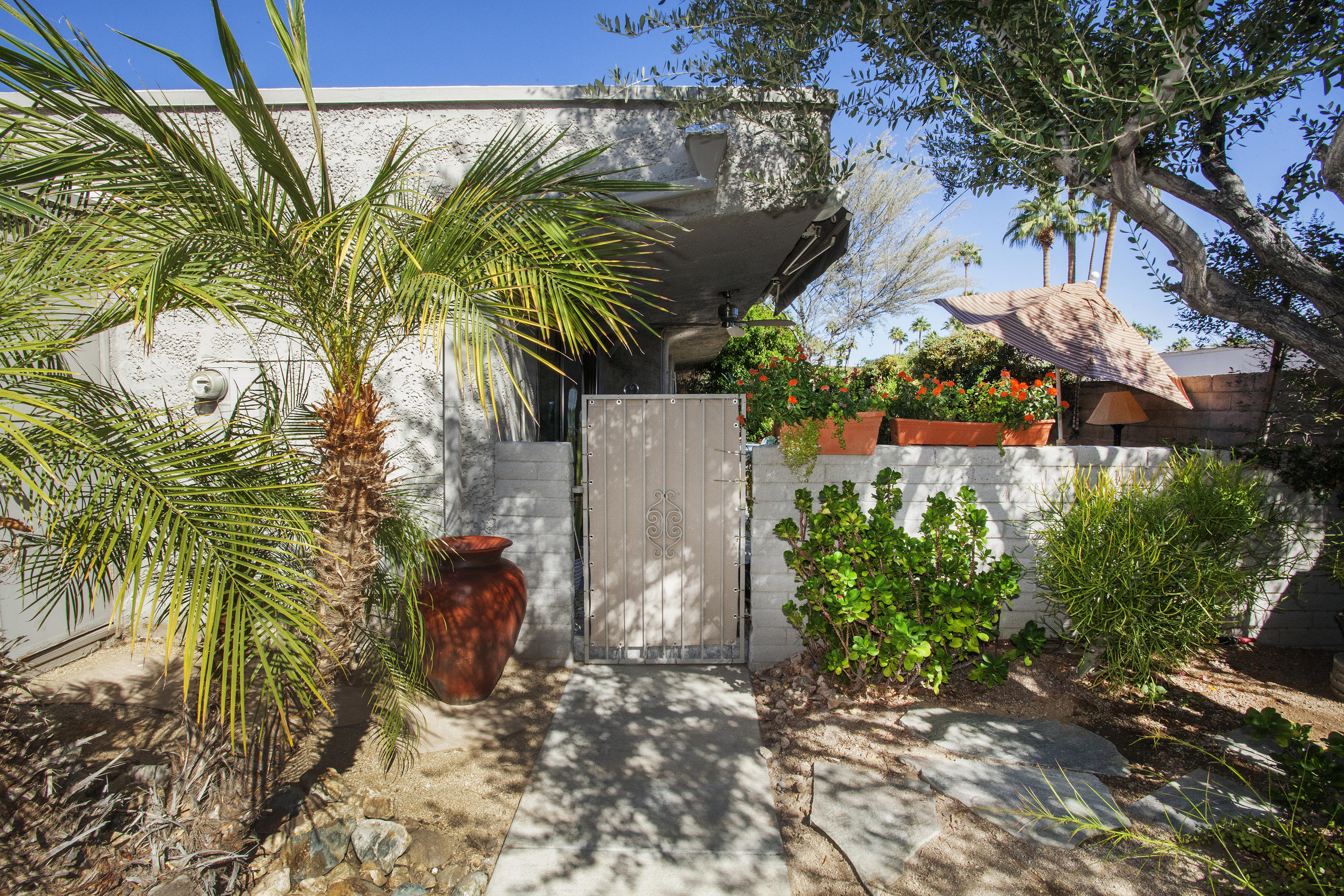 1111 Ramon Road, Unit 88 Palm Springs, CA 92264 - Photo 4 of 24 a view of a backyard