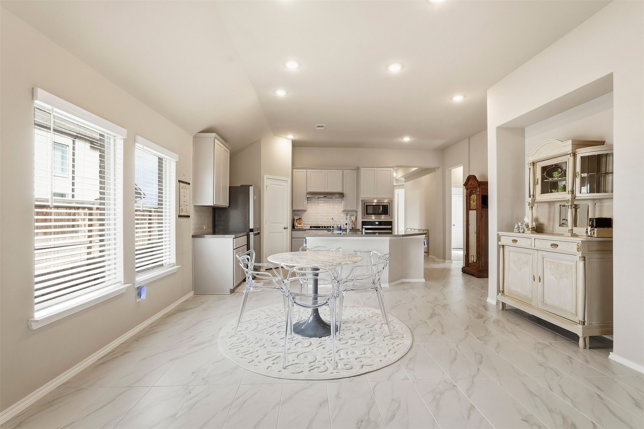 10526 Cabot Trail Rosharon, TX 77583 - Photo 7 of 24 a living room with furniture and a kitchen
