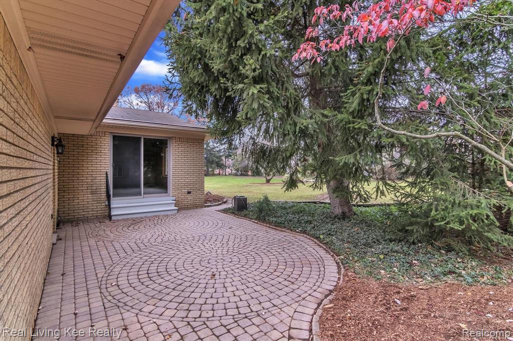 710 Castlebar Drive Rochester Hills, MI 48309 - Photo 30 of 35
