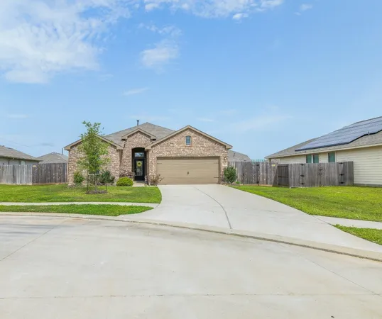 a view of a house with backyard