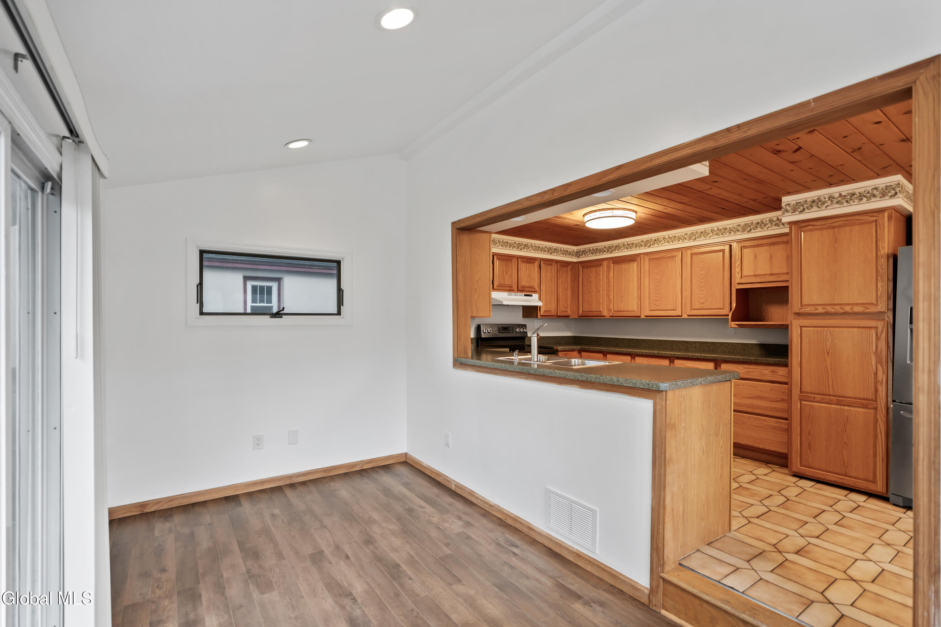 3123 Albany Street Schenectady, NY 12304 - Photo 12 of 26 DSC07795