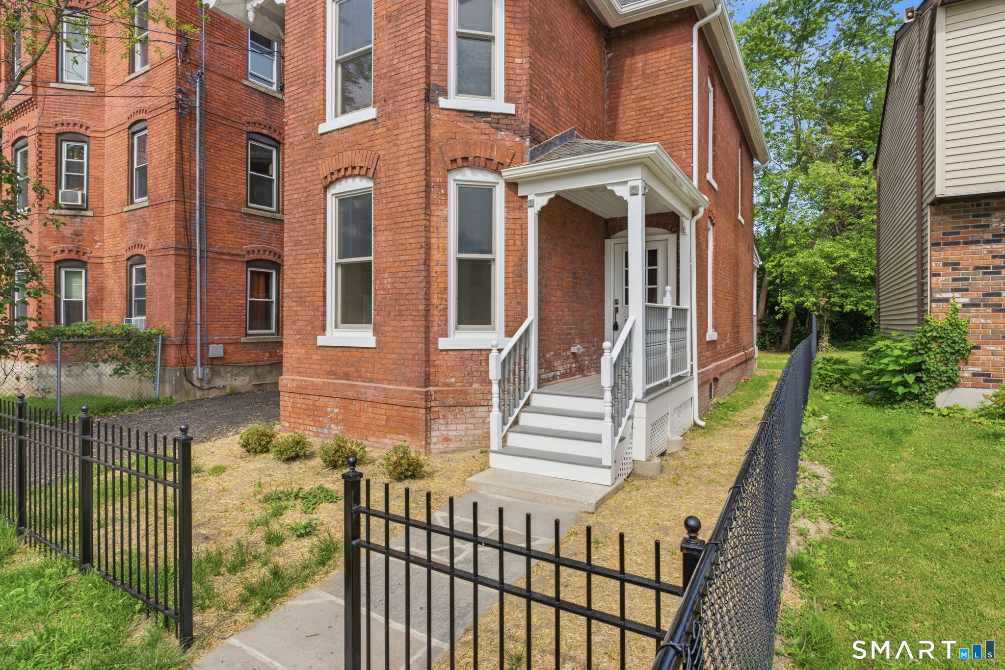 41 Center Street Hartford, CT 06120 - Photo 2 of 38