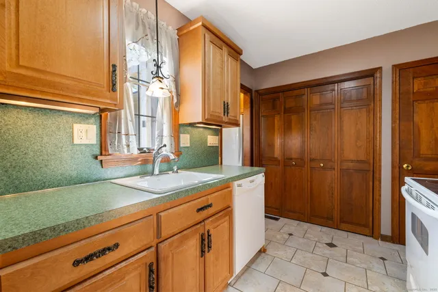 $319,000 | 10 Rockhaven Drive, Unit 10, Glastonbury, CT 06033