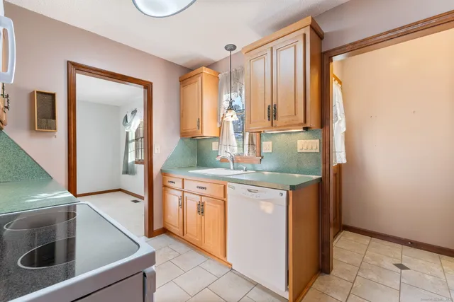 $319,000 | 10 Rockhaven Drive, Unit 10, Glastonbury, CT 06033