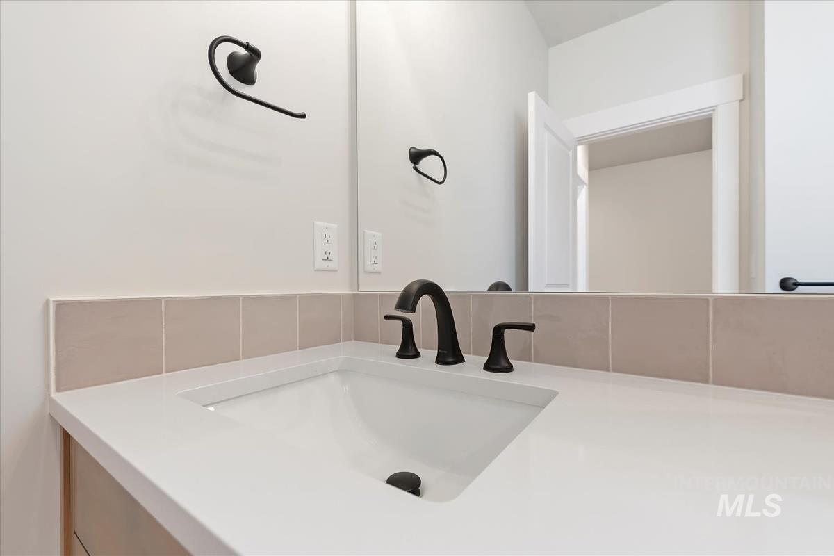 2166 East Rodeo Street Kuna, ID 83634 - Photo 27 of 43 Bathroom