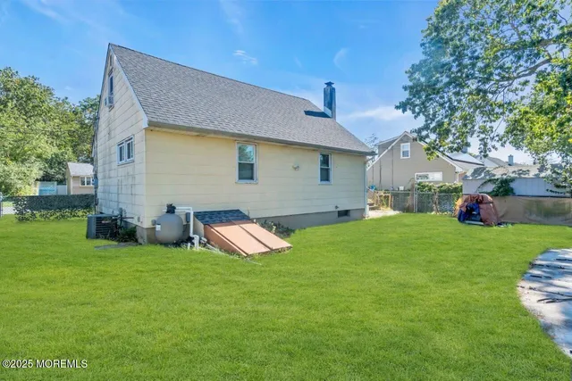 a view of a house with backyard