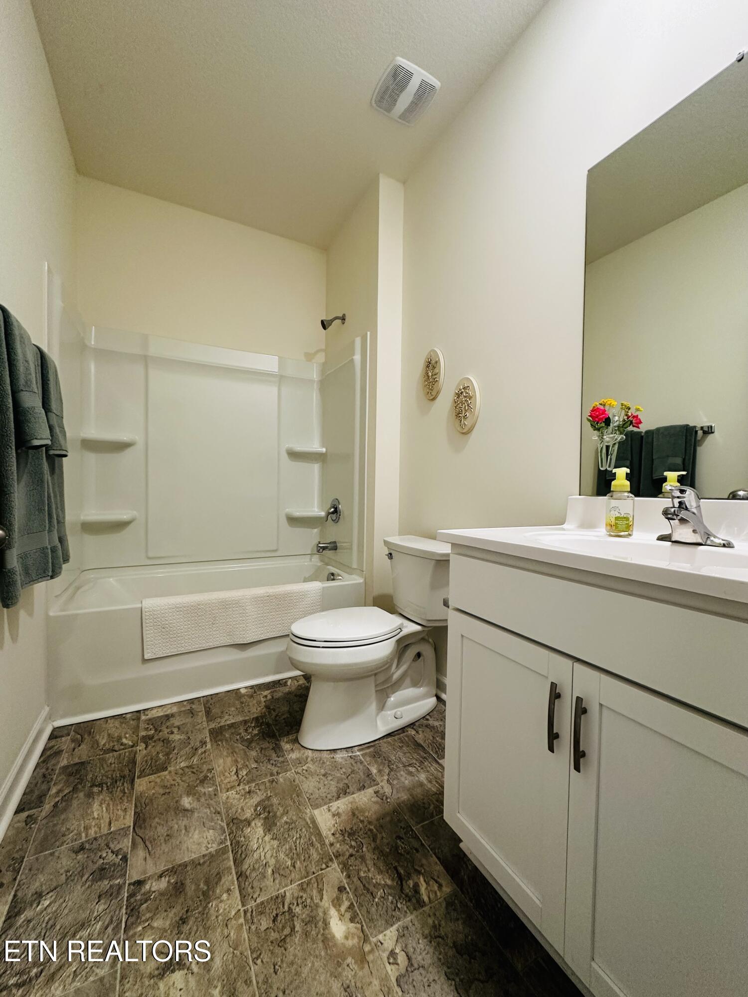 542 Cliff Street Morristown, TN 37814 - Photo 13 of 22 Guest Bathroom