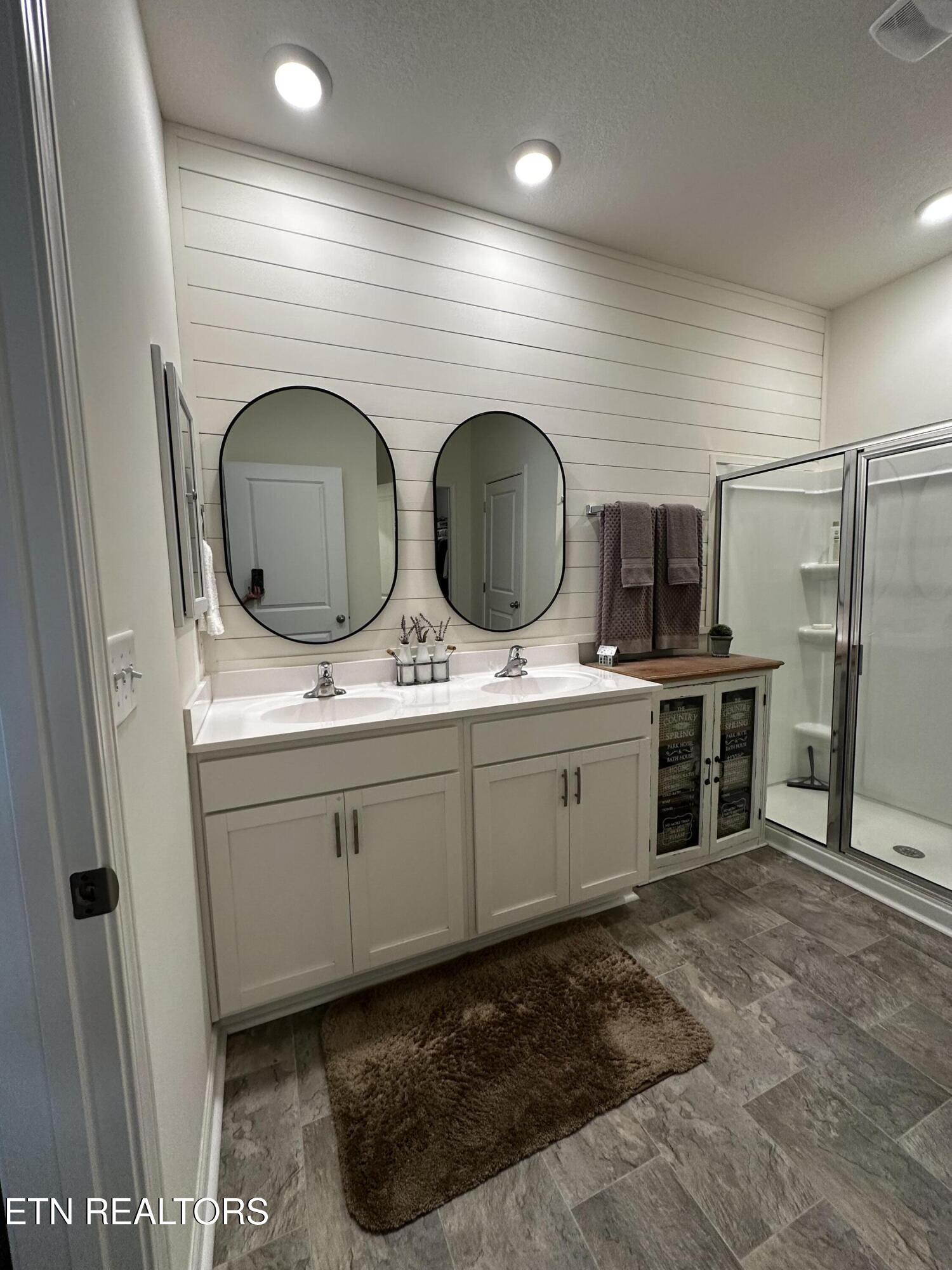 542 Cliff Street Morristown, TN 37814 - Photo 9 of 22 Master Bath