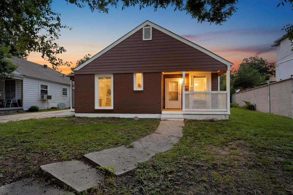 a front view of house with backyard