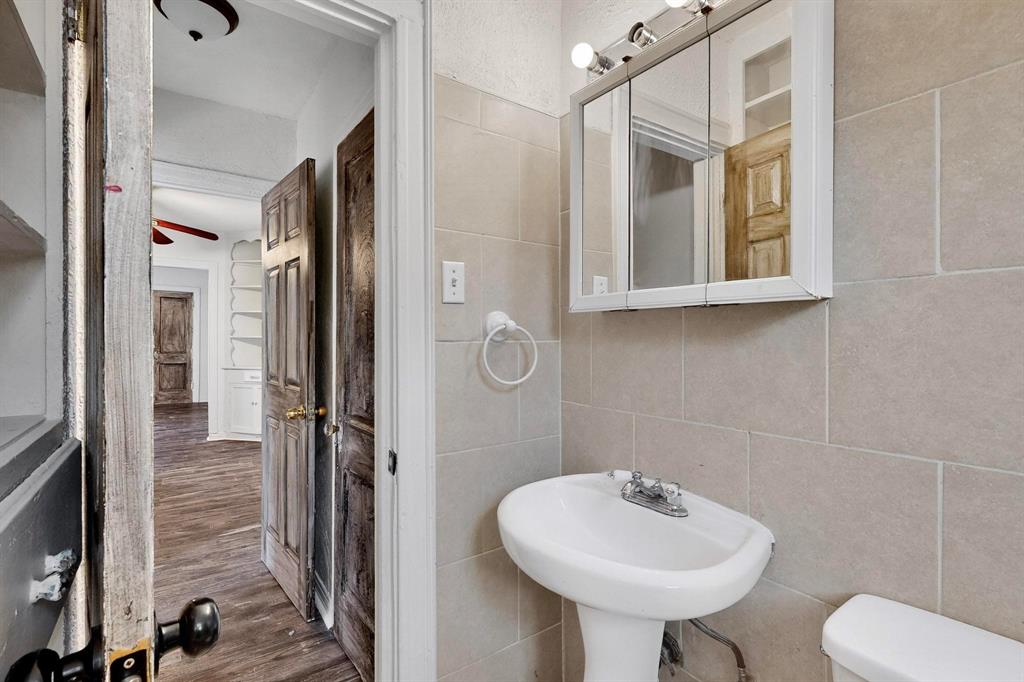 5020 Pershing Street Dallas, TX 75206 - Photo 13 of 30 a bathroom with a sink toilet and mirror