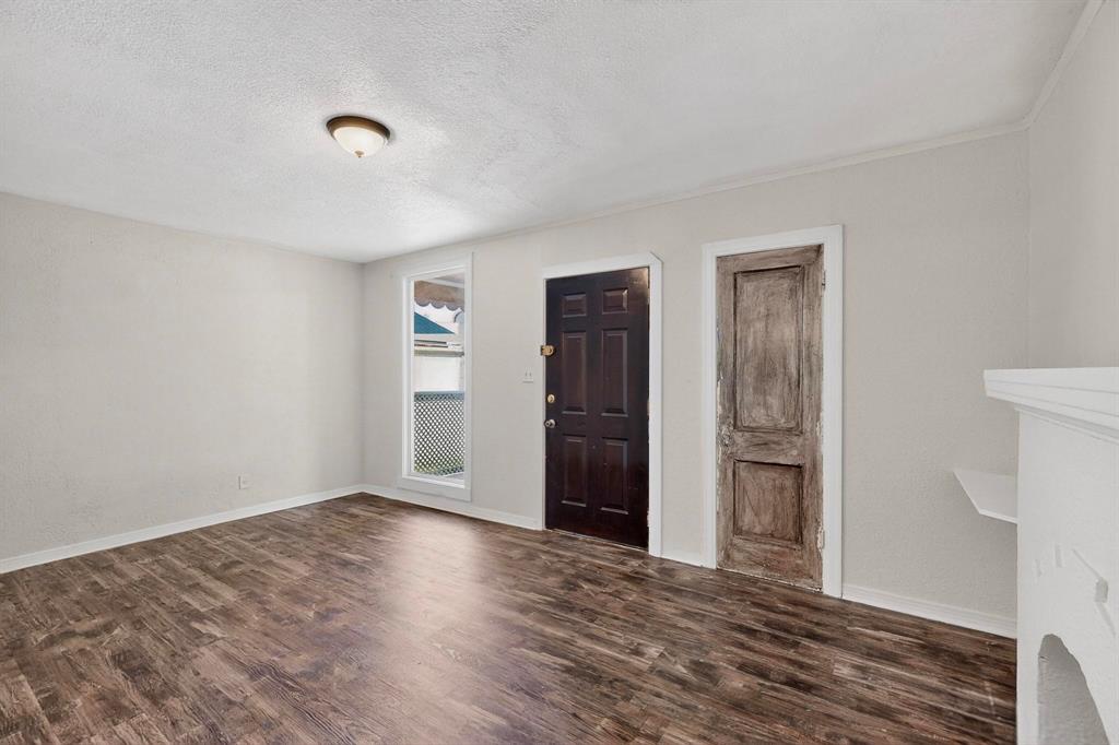 5020 Pershing Street Dallas, TX 75206 - Photo 7 of 30 a view of an empty room with closet and a window