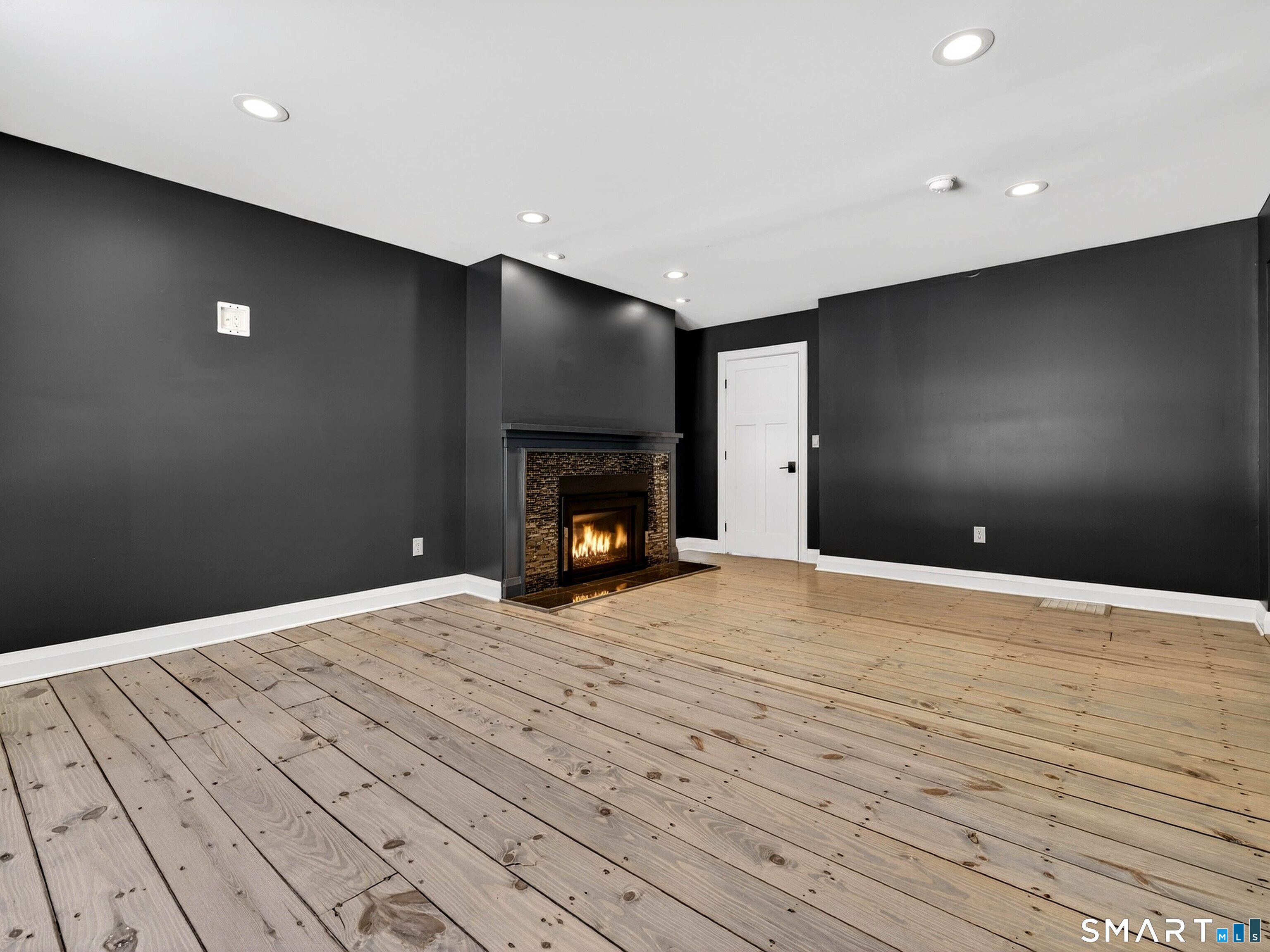 34-1 Johnny Cake Hill Road Old Lyme, CT 06371 - Photo 12 of 40 a room with a bed and a fireplace