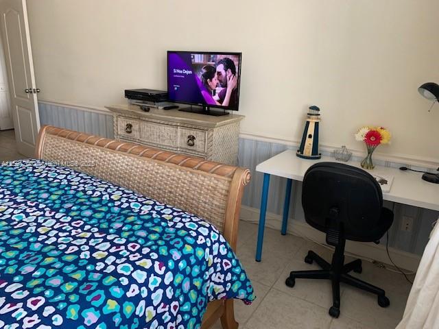 100 Lincoln Road, Unit 1434 Miami Beach, FL 33139 - Photo 6 of 30 a living room with a couch