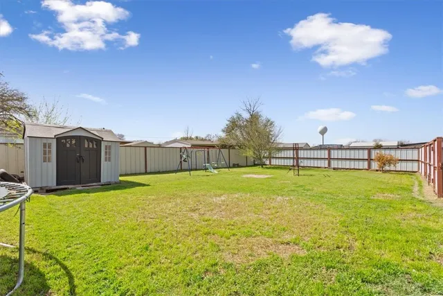 a view of a backyard