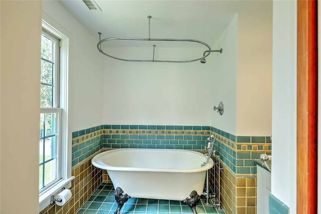 17 Austin Lane Little Compton, RI 02837 - Photo 23 of 38 2nd Floor Bath