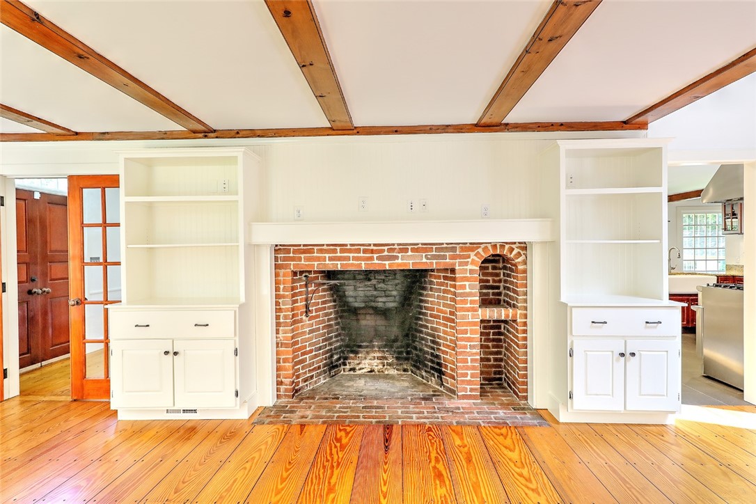 17 Austin Lane Little Compton, RI 02837 - Photo 8 of 38 Living Room