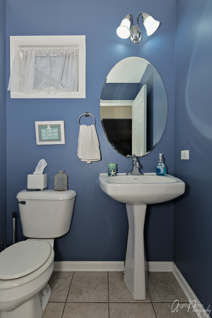 28659 West High Road Ingleside, IL 60041 - Photo 21 of 29 a bathroom with a toilet a sink and mirror