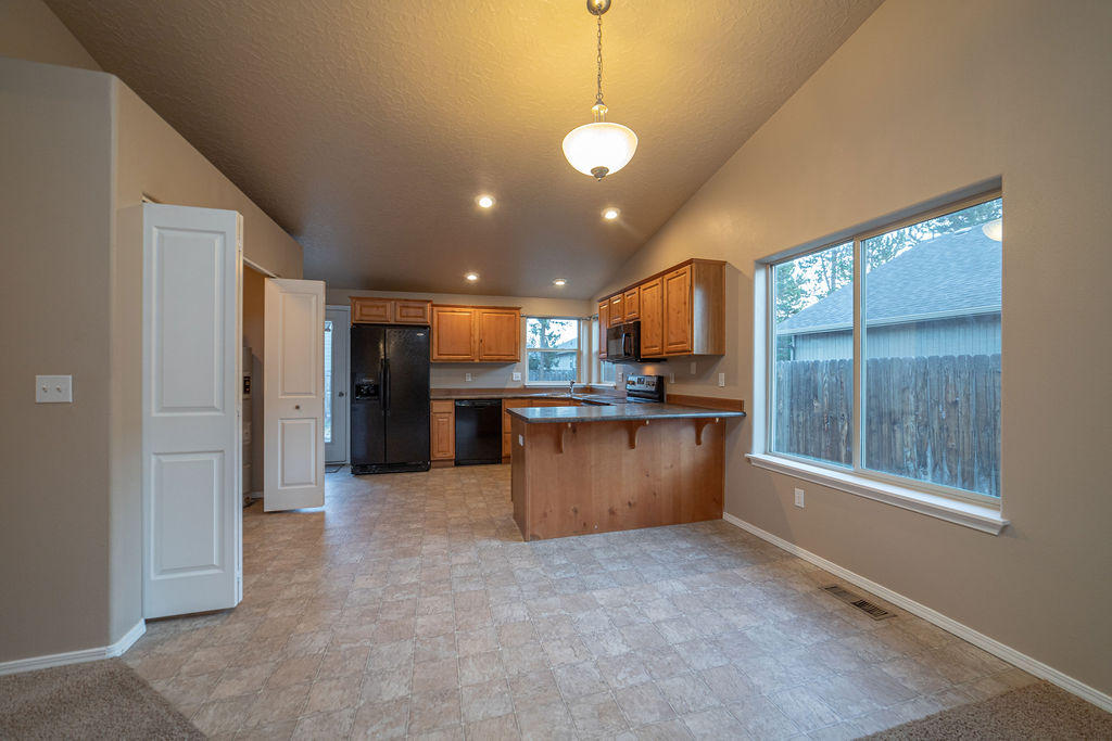 16477 Riley Drive La Pine, OR 97739 - Photo 8 of 26 PhotoMyListing-12