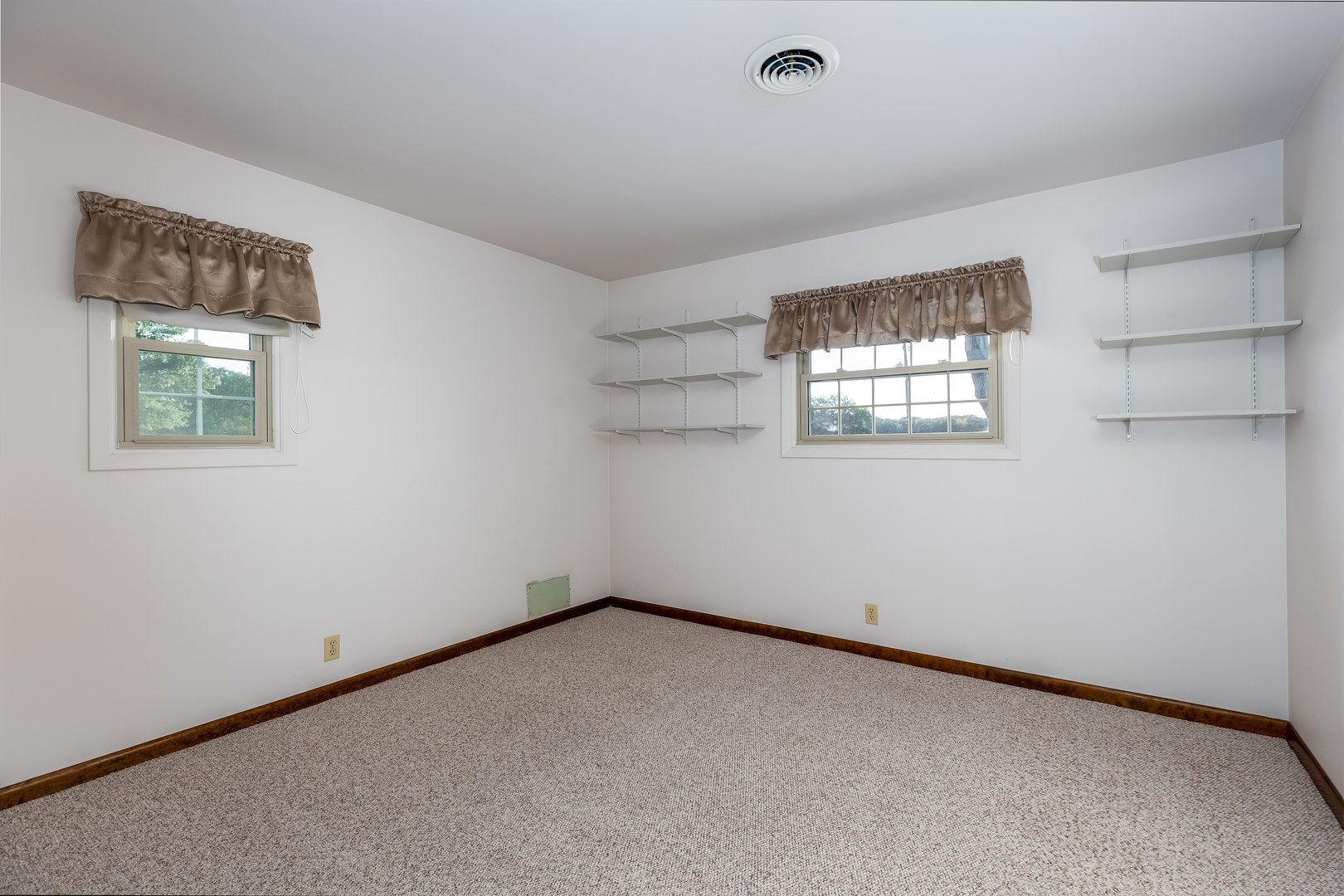 1526 East 18th Road Streator, IL 61364 - Photo 14 of 23 an empty room with a window