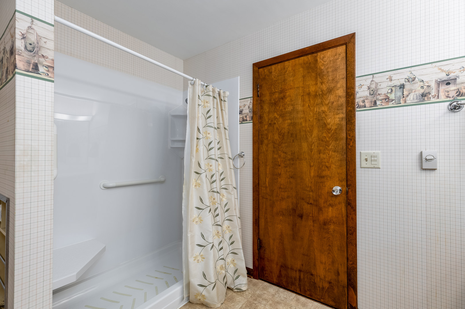 1526 East 18th Road Streator, IL 61364 - Photo 17 of 23 a bathroom with a shower and a sink