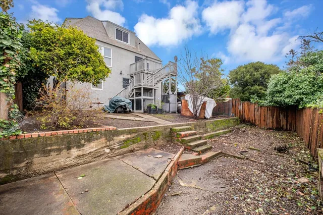 a view of a house with backyard