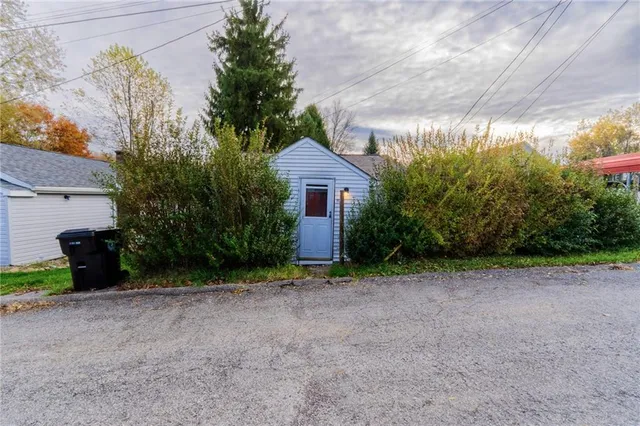 a view of a house with backyard and garden