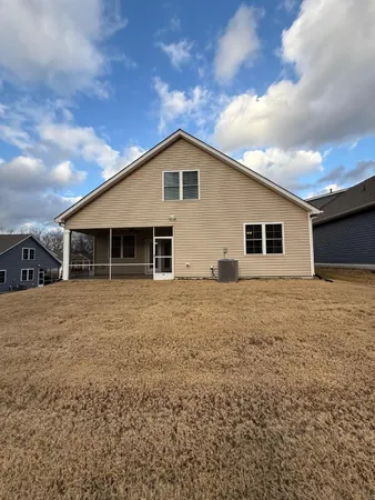 a view of a house with yard