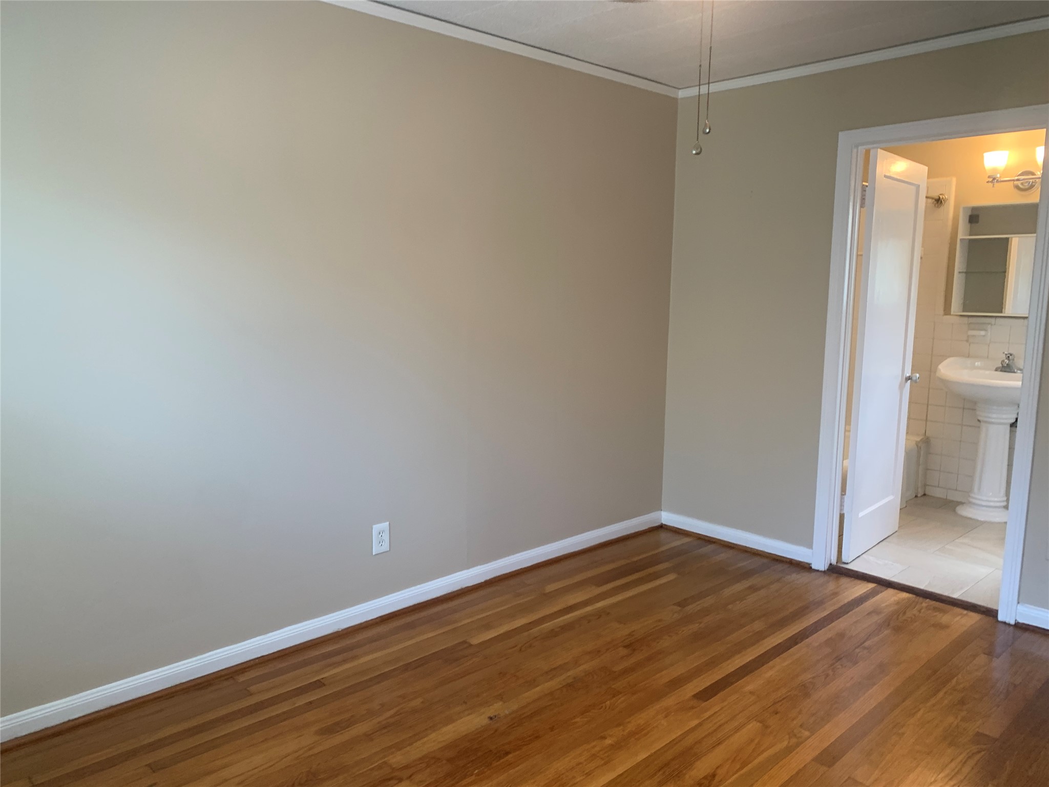 307 Avondale Street, Unit 2 5 Houston, TX 77006 - Photo 18 of 30 Another view of bedroom. Neutral colors throughout.