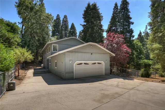 a view of a back yard of the house