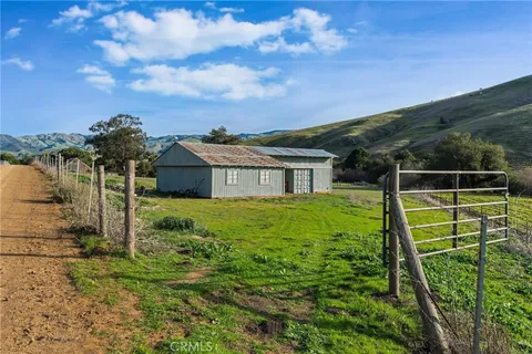 a view of a house with backyard