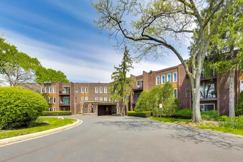 $225,000 | 1425 Sandpebble Drive, Unit 104, Wheeling, IL 60090