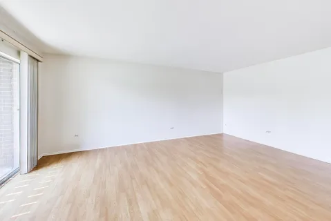 $225,000 | 1425 Sandpebble Drive, Unit 104, Wheeling, IL 60090