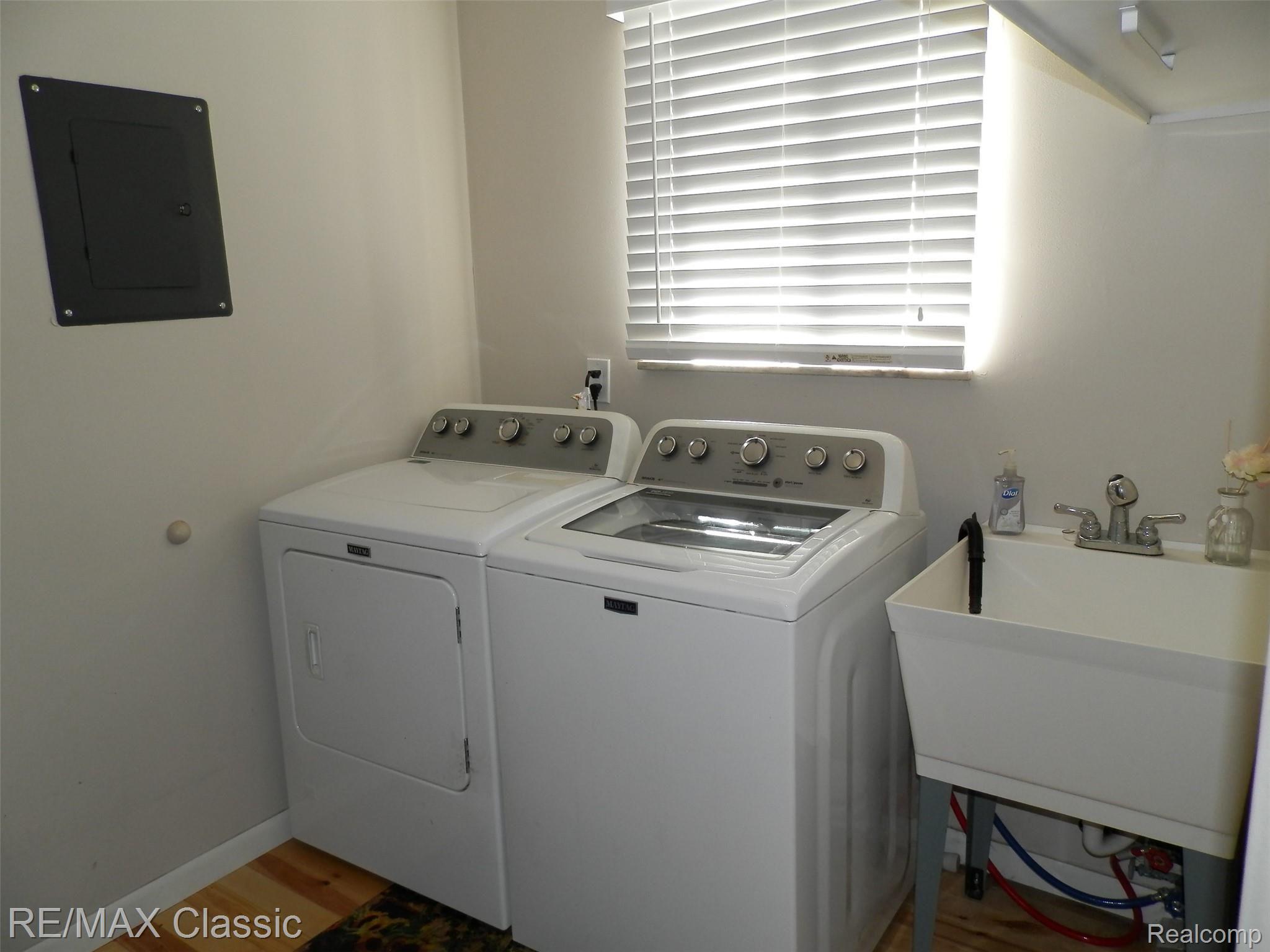 1082 South Hughes Road Howell, MI 48843 - Photo 23 of 32 Laundry room/mud room