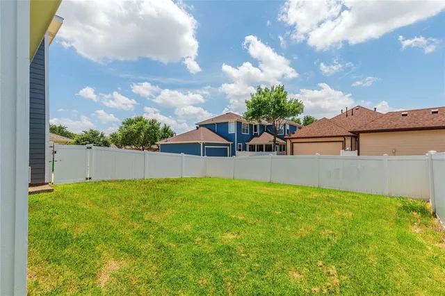 a view of a backyard