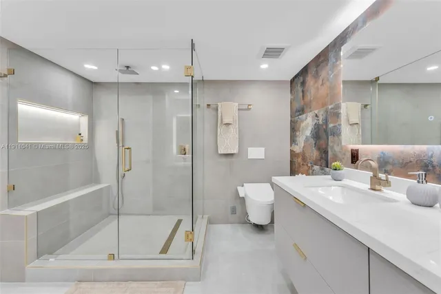 a view of a livingroom with furniture hardwood floor and a ceiling fan