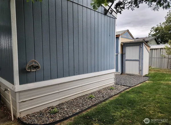 a view of a backyard