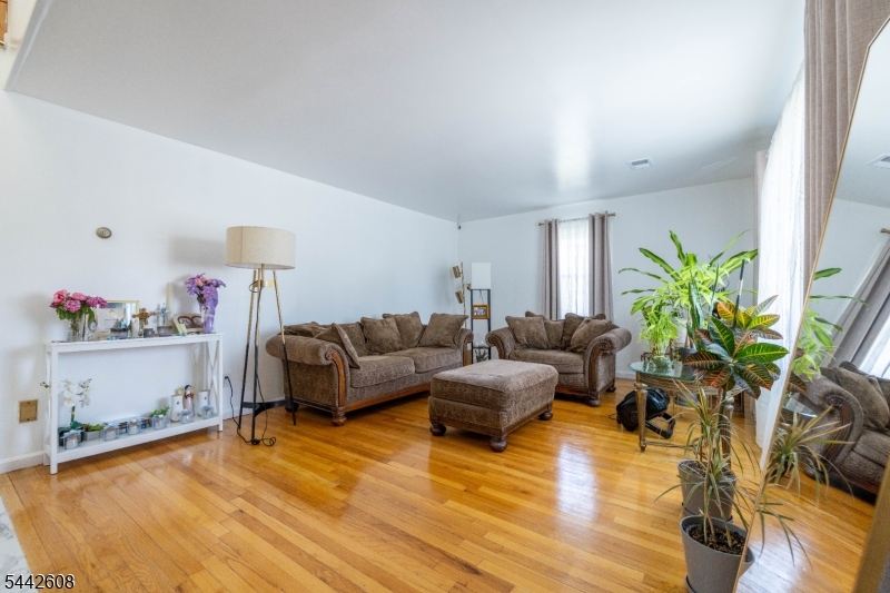 1758 Kenneth Avenue Union, NJ 07083 - Photo 4 of 34