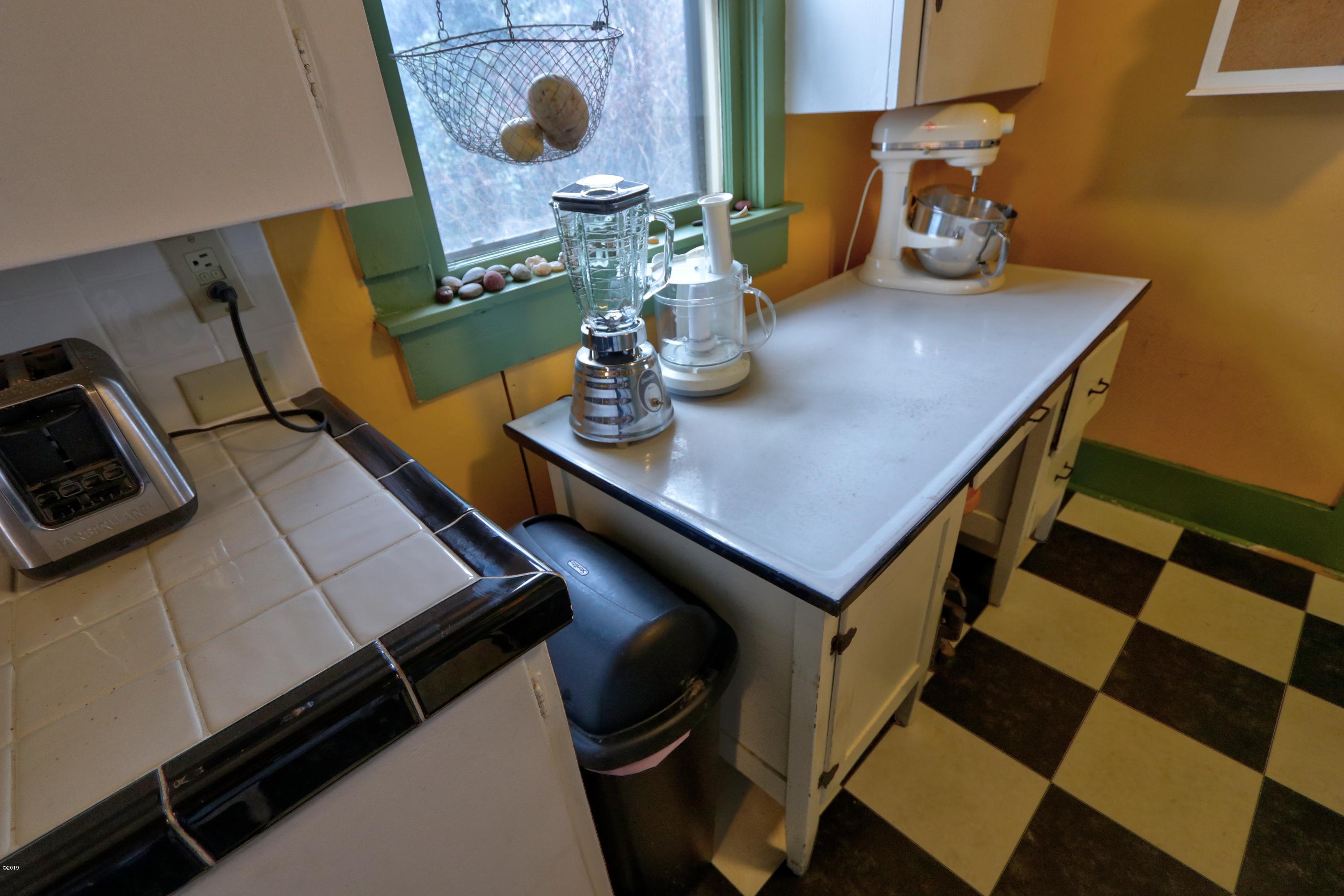 19 Southwest Hurbert Street Newport, OR 97365 - Photo 15 of 51 Kitchen