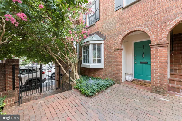 $2,700 | 220 North St Asaph Street, Unit A, Alexandria, VA 22314