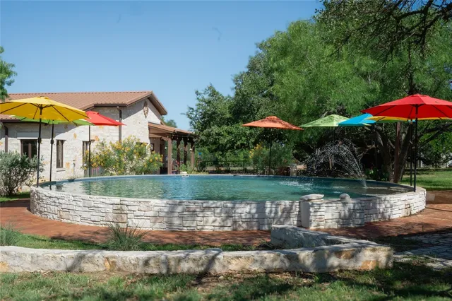 a view of yard with green space