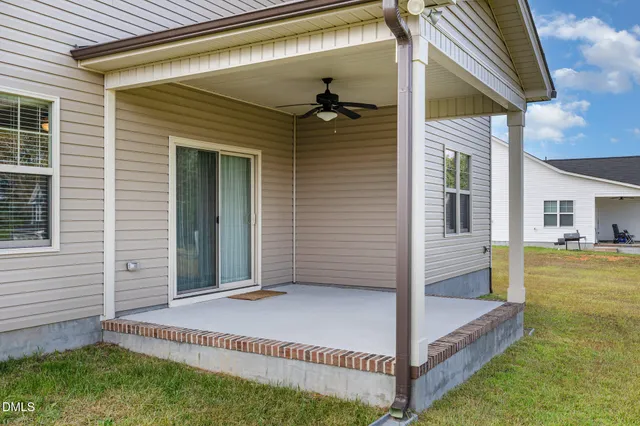 a view of a house with backyard
