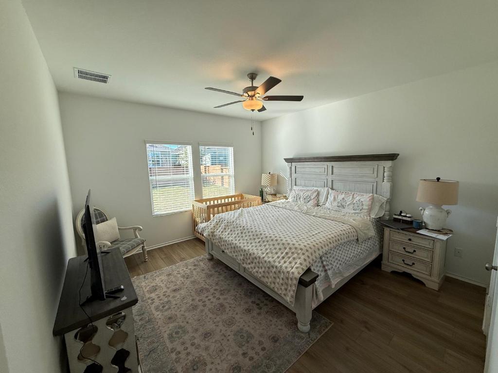 380 Mendoza Kyle, TX 78640 - Photo 15 of 28 a bedroom with a bed and a chandelier