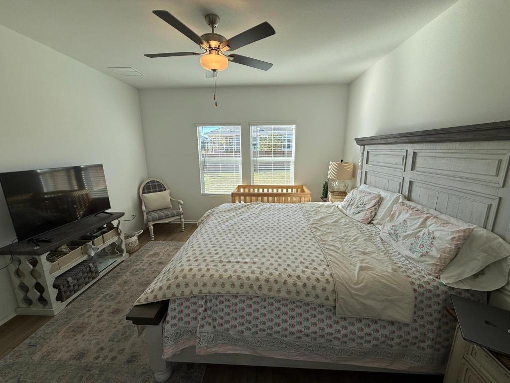 380 Mendoza Kyle, TX 78640 - Photo 16 of 28 a bedroom with a bed and a television